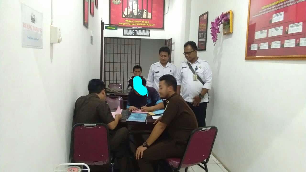 Penyerahan Tersangka dan Barang Bukti (Tahap II) ke JPU Kajari Banjarbaru Penyerahan Tersangka dan Barang Bukti (Tahap II) ke JPU Kajari Banjarbaru