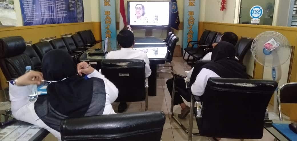 Mengikuti Rapim Melalui Video Conference. Mengikuti Rapim Melalui Video Conference.