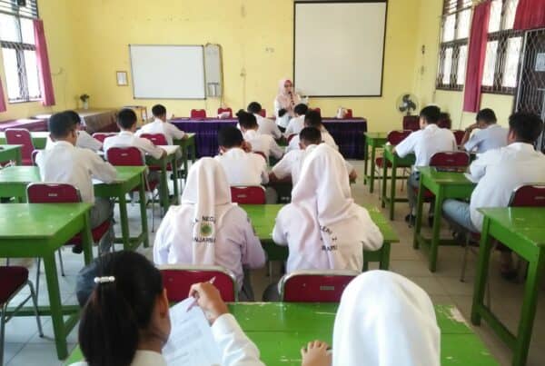 Melaksanakan kegiatan Skrining Intervensi Lapangan (SIL)