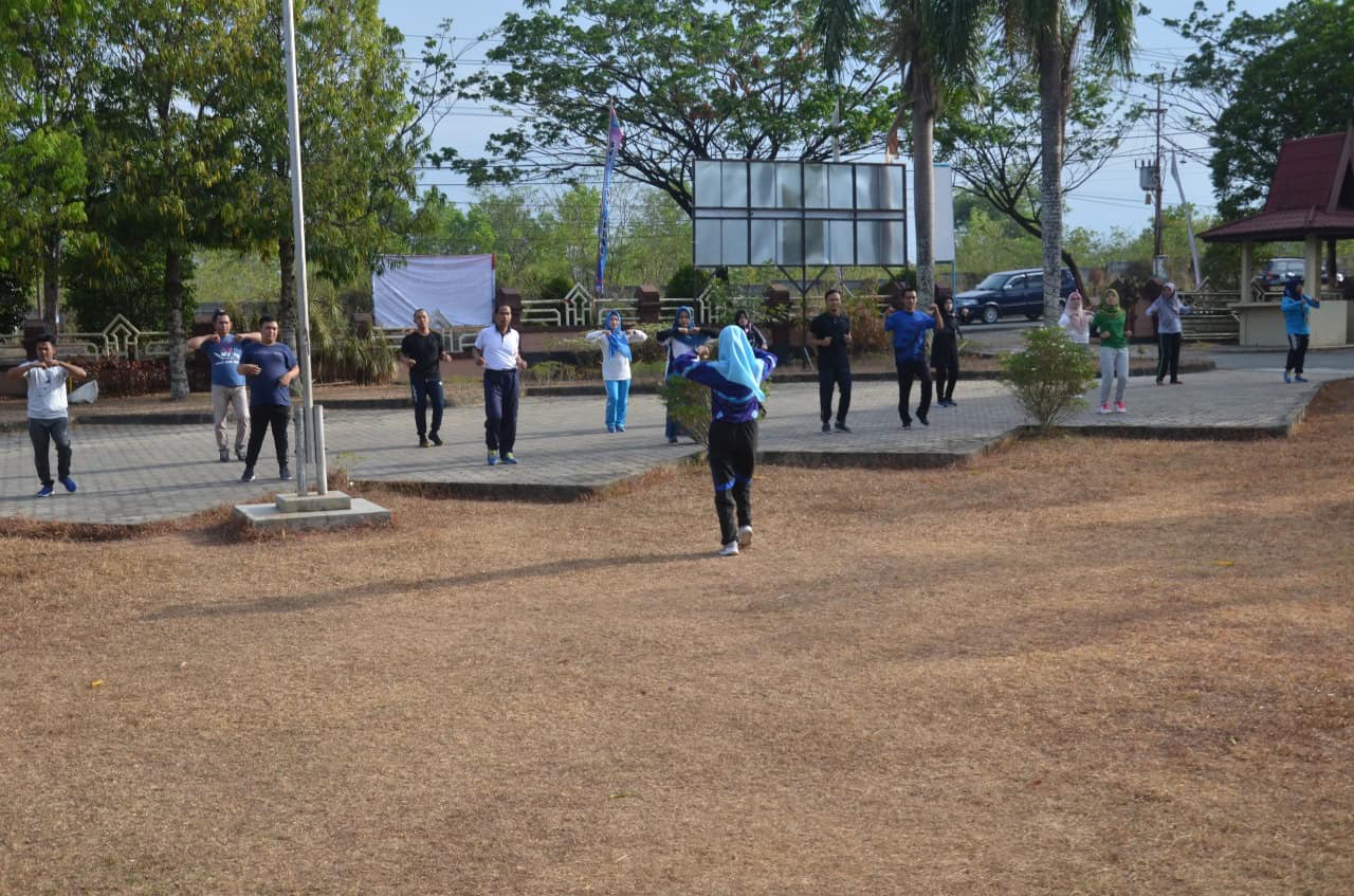 Pembinaan jasmani pegawai BNNK Banjarbaru. Pembinaan jasmani pegawai BNNK Banjarbaru.