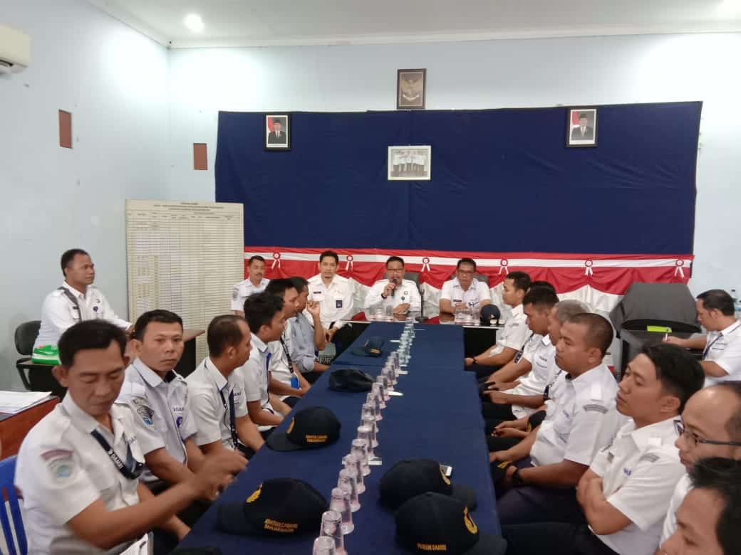 Sosialisasi dan screening tes urine kepada Karyawan/Karyawati Perum DAMRI Cabang Banjarmasin Sosialisasi dan screening tes urine kepada Karyawan/Karyawati Perum DAMRI Cabang Banjarmasin