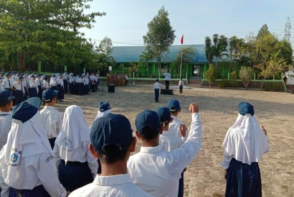 Menjadi Pembina Upacara di SMPN 14 Banjarbaru Menjadi Pembina Upacara di SMPN 14 Banjarbaru