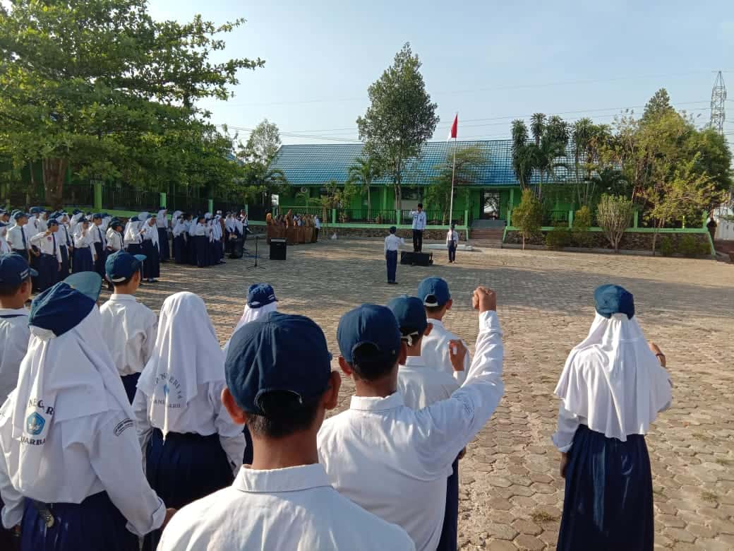 Menjadi Pembina Upacara di SMPN 14 Banjarbaru Menjadi Pembina Upacara di SMPN 14 Banjarbaru