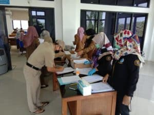 Kegiatan screening test urine bagi pegawai Bappeda Kota Banjarbaru