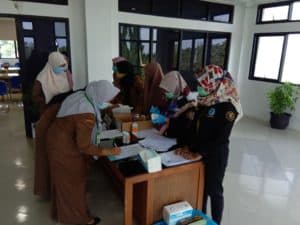 Kegiatan screening test urine bagi pegawai Bappeda Kota Banjarbaru