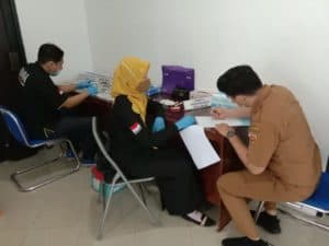 Kegiatan screening test urine bagi pegawai Bappeda Kota Banjarbaru