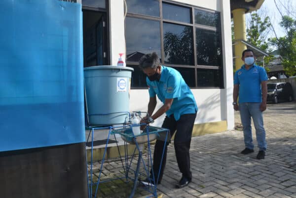 Pelaksanaan kegiatan Mencuci Tangan bagi semua pegawai yang masuk kantor.