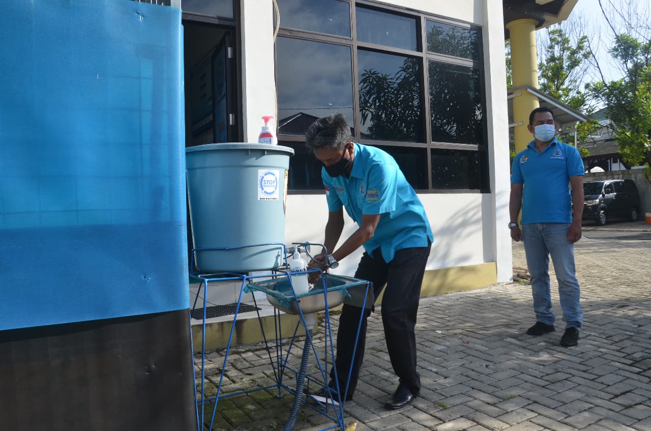 Pelaksanaan kegiatan Mencuci Tangan bagi semua pegawai yang masuk kantor. Pelaksanaan kegiatan Mencuci Tangan bagi semua pegawai yang masuk kantor.