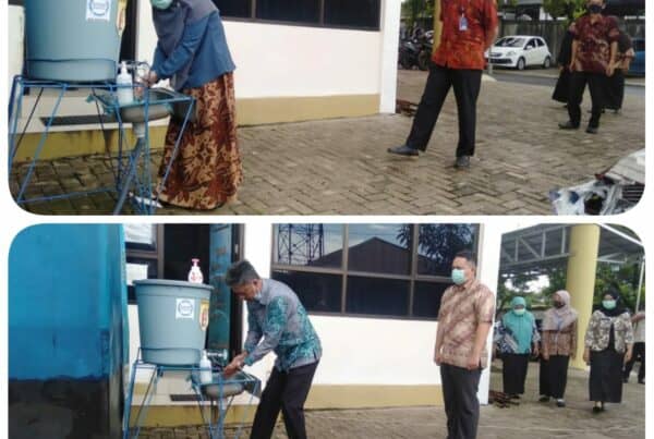 Pelaksanaan kegiatan Mencuci Tangan bagi semua pegawai yang masuk kantor
