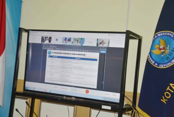 Mengikuti Rapim Melalui Video Conference. Mengikuti Rapim Melalui Video Conference.