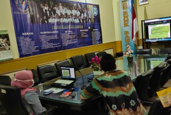 Mengikuti kegiatan Webinar Hasil Kajian Alumni Peserta Pelatihan Karya Tulis Ilmiah Terkait Kratom secara virtual.