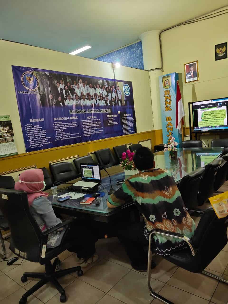 Mengikuti kegiatan Webinar Hasil Kajian Alumni Peserta Pelatihan Karya Tulis Ilmiah Terkait Kratom secara virtual. Mengikuti kegiatan Webinar Hasil Kajian Alumni Peserta Pelatihan Karya Tulis Ilmiah Terkait Kratom secara virtual.