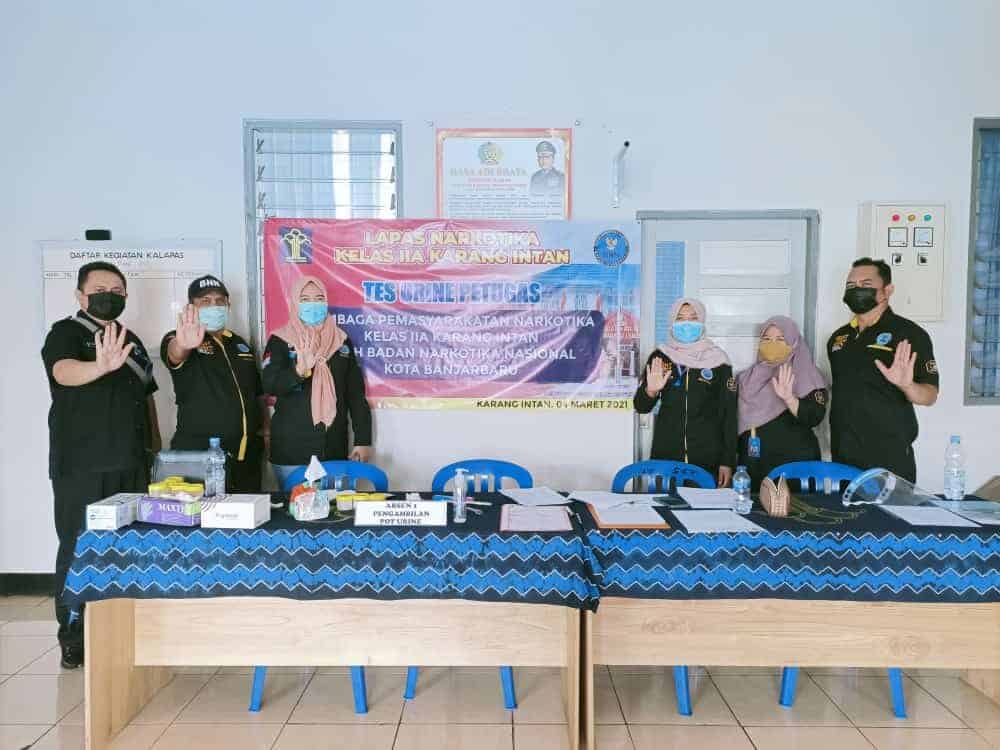 Test Urine Bagi Petugas Lembaga Pemasyarakatan Khusus Narkotika Kelas IIA Karang Intan Test Urine Bagi Petugas