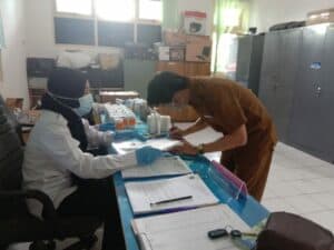 creening test urine bagi pegawai Dinas Kesehatan Kota Banjarbaru creening test urine bagi pegawai Dinas Kesehatan Kota Banjarbaru