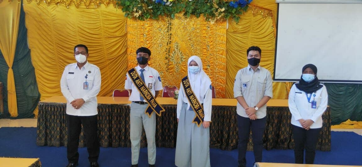 BNNK BJB _ Penyematan Duta Anti Narkoba di SMKN 2 Banjarbaru kerjasama antara PT. Pama Persada Nusantara BNNK BJB _ Penyematan Duta Anti Narkoba di SMKN 2 Banjarbaru kerjasama antara PT. Pama Persada Nusantara