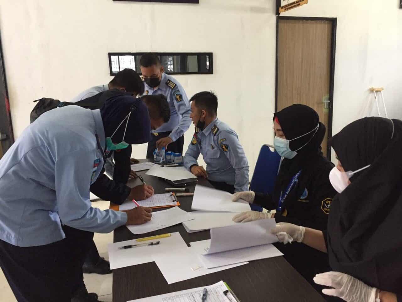 BNNK Banjarbaru - Pelaksanaan kegiatan tes urine pegawai Lembaga Pemasyarakatan Kelas IIB Banjarbaru BNNK Banjarbaru – Pelaksanaan kegiatan tes urine pegawai Lembaga Pemasyarakatan Kelas IIB Banjarbaru