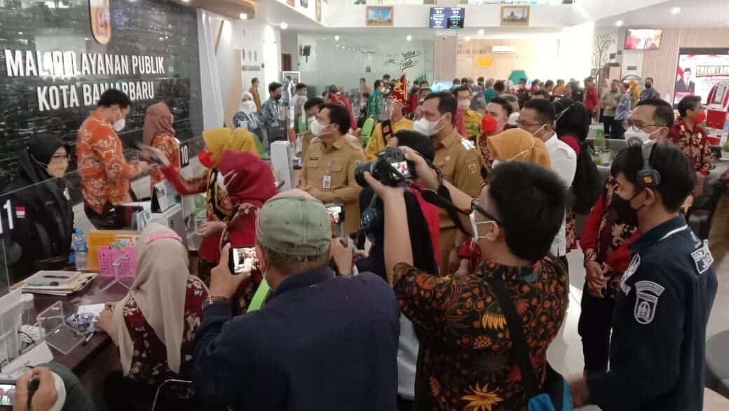 BNN Kota Banjarbaru turut serta dalam memberikan pelayanan di Mal Pelayanan Publik Kota Banjarbaru . BNN Kota Banjarbaru turut serta dalam memberikan pelayanan di Mal Pelayanan Publik Kota Banjarbaru .