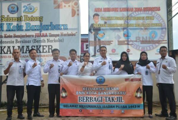 BNN Kota Banjarbaru -Kegiatan Pembagian Takjil dilingkungan BNNK Banjarbaru