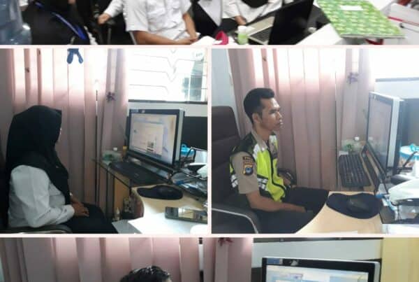 BNN Kota Banjarbaru Kalimantan Selatan-Mendengarkan Talk Show Seputar Capaian BNNP Kalsel Selama 2022 melalui siaran Radio Pro 1 RRI Banjarmasin